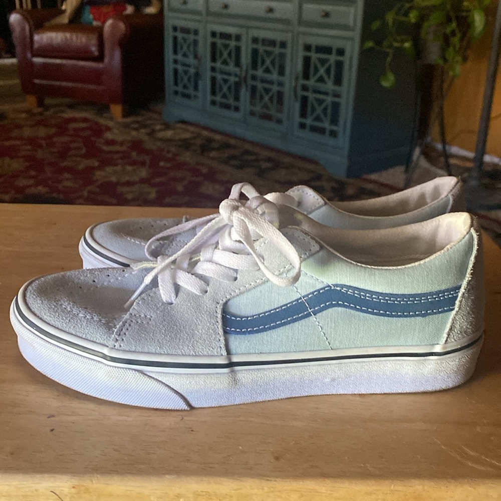 Vans unisex sneaker. Size 8.5 in women’s and 7 in men’s